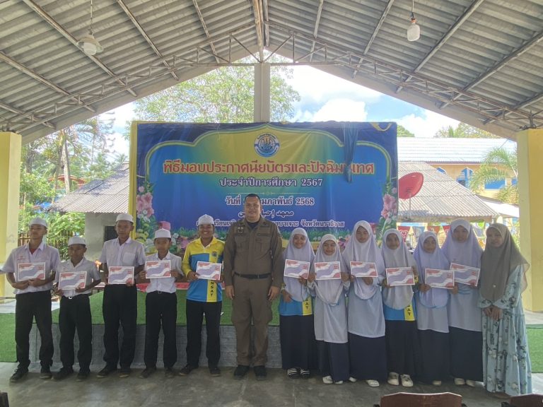 งานอำนวยการ ร่วมมอบประกาศนียบัตรโครงการการศึกษาเพื่อต่อต้านการใช้ยาเสพติดในเด็กนักเรียน D.A.R.E. ประจำภาคเรียนที่ 2 ปีการศึกษา 2567 วันที่ 3 มีนาคม 2568