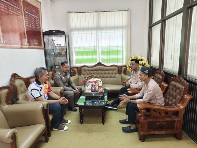 พ.ต.ท.กิตติศักดิ์ แก้วมีสว.สภ.ปะลุกาสาเมาะ พบปะเยี่ยมเยียน นายกองค์การบริหารส่วนตำบลปะลุกาสาเมาะพร้อมคณะทำงาน วันที่ 20 มีนาคม 2568