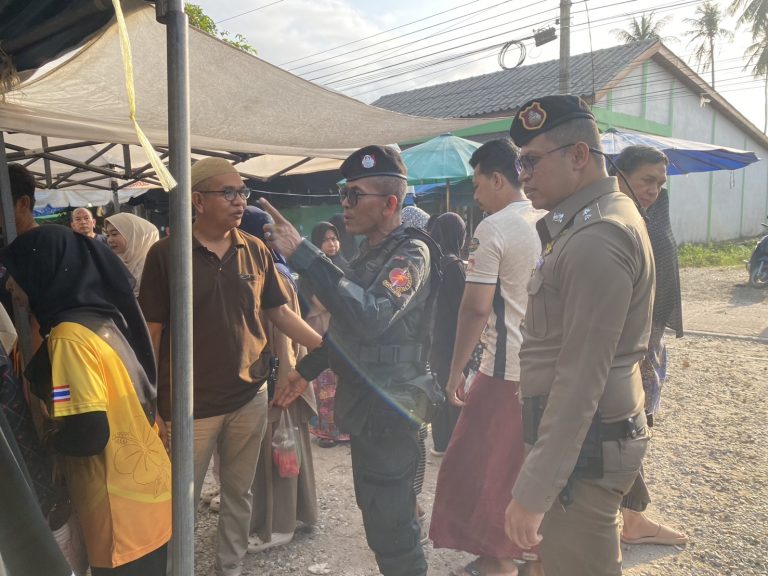 พ.ต.ท.กิตติศักดิ์ แก้วมีสว.สภ.ปะลุกาสาเมาะ พร้อม ชป.จู่โจม ว.4 ลว.พื้นที่รับผิดชอบ ดูแลความเรียบร้อย และรักษาความปลอดภัยในตลาดขายของช่วงเดือนรอมฎอน วันที่ 23 มีนาคม 2568