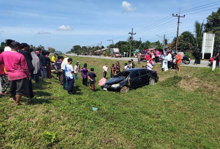 งานสอบสวน ตรวจสถานที่เกิดเหตุ รถยนต์เสียหลักลงเกาะกลางถนน  เหตุเกิดบนถนนเส้น 42 มุ่งหน้าเข้าสู่จังหวัดนราธิวาส ม.6 ต.ปะลุกาสาเมาะ วันที่ 31 ธันวาคม 2567
