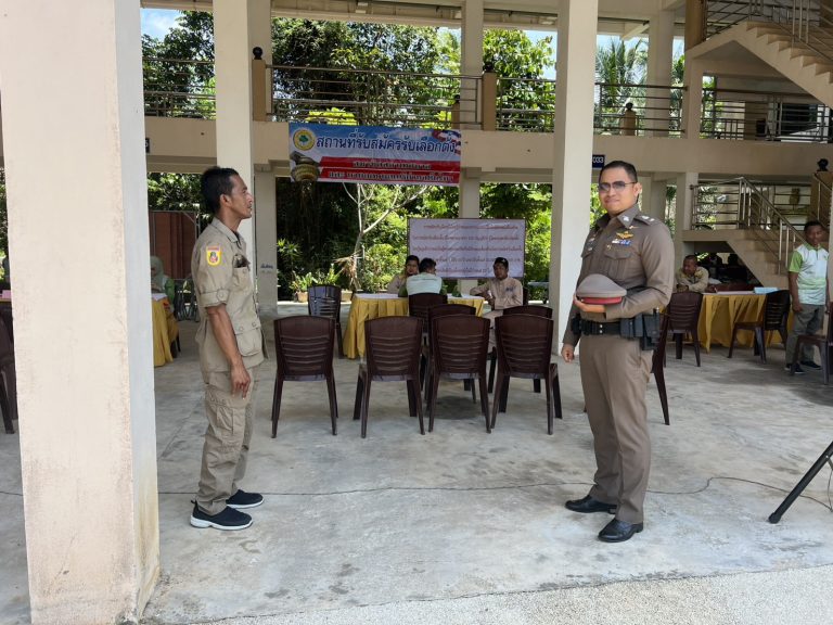 พ.ต.ท.กิตติศักดิ์ แก้วมีสว.สภ.ปะลุกาสาเมาะ พร้อมชป.จู่โจม  ว.4 เทศบาลต้นไทร เพื่อพูดคุยแลกเปลี่ยนข่าวสารข้อมูลและได้สอบถามปัญหาต่างๆในการรับสมัครเลือกตั้ง  วันที่ 31 มีนาคม พ.ศ.2568