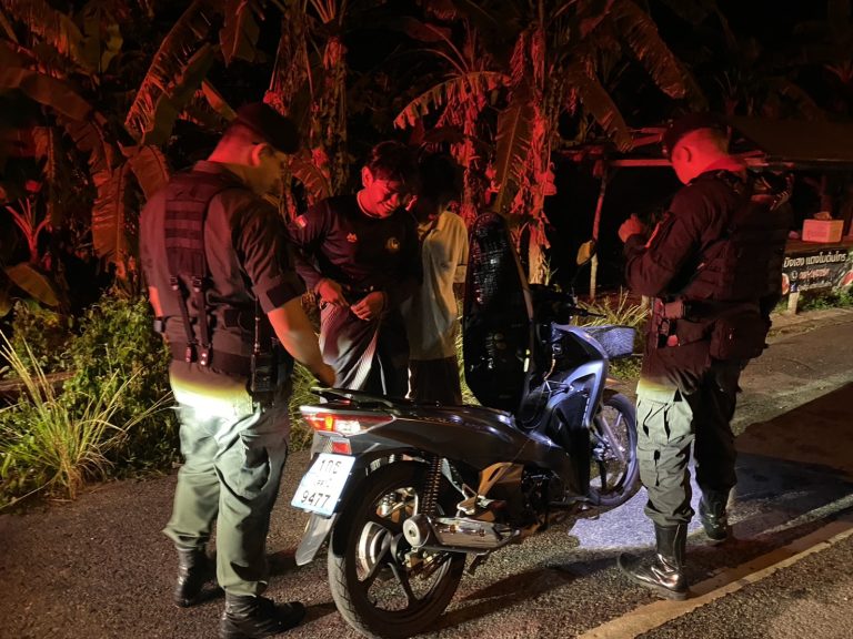 พ.ต.ท.กิตติศักดิ์ แก้วมี สว.สภ.ปะลุกาสาเมาะ พร้อม ชป.จู่โจม ว.4 ร่วม ทพ.นย.11ฯ ทำการลาดตระเวนยานยนต์และตั้งจุดตรวจ บริเวณหน้าร้านค้าทางเข้าถนนเส้น 4168   วันที่ 28 มีนาคม พ.ศ.2568