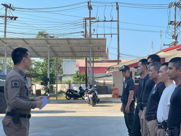 พ.ต.ต.ขุมทรัพย์ หอมบุตร สรุปการอบรมให้ความรู้เรื่องการรับมือบุคคลคลุ้มคลั่ง และระดับการใช้กำลัง