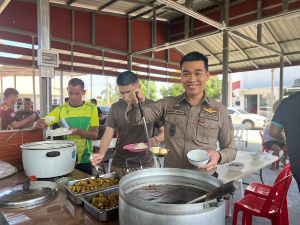 พ.ต.ต.ขุมทรัพย์ หอมบุตร ดำเนินโครงการอาหารกลางวัน