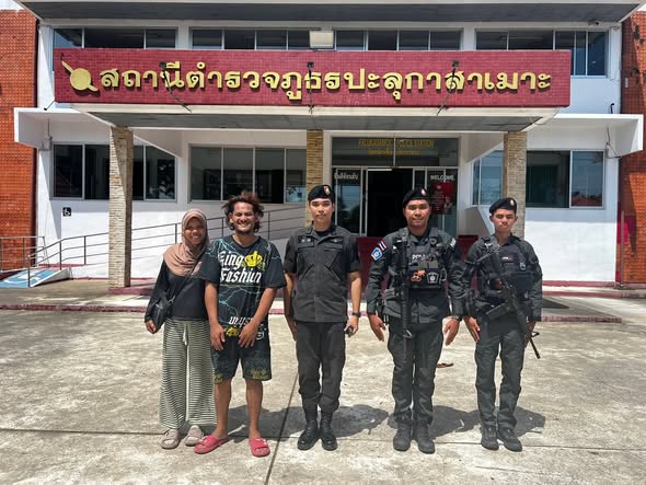พ.ต.ต.ขุมทรัพย์ หอมบุตร เข้าให้การช่วยเหลือประชาชนที่ประสบเหตุรถเสียระหว่างเดินทางไกลจาก จ.กระบี่